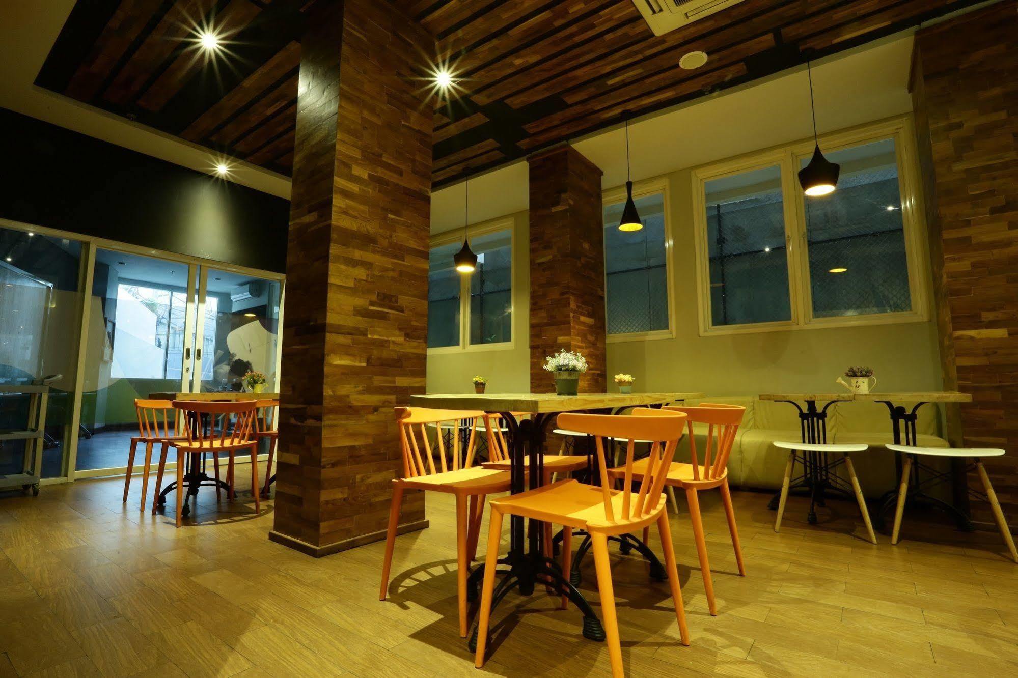 Cleo Hotel Tunjungan Сурабая Экстерьер фото